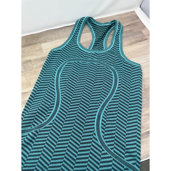 Lemon Tops - Lululemon Run Swiftly Tech Racerback Tank Top Heathered Blue Tropics print Sz 4